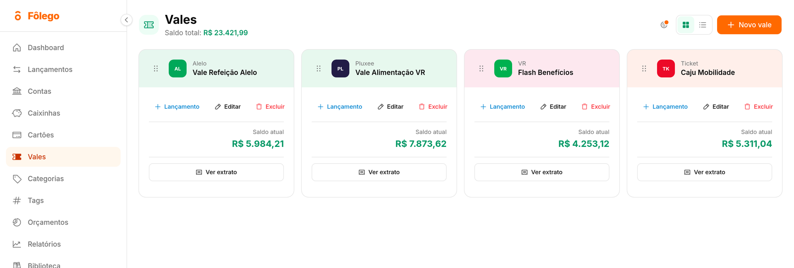 Tela de Vales do Fôlego com quatro cartões de benefício cadastrados, cada um com saldo atual, e o saldo total no topo
